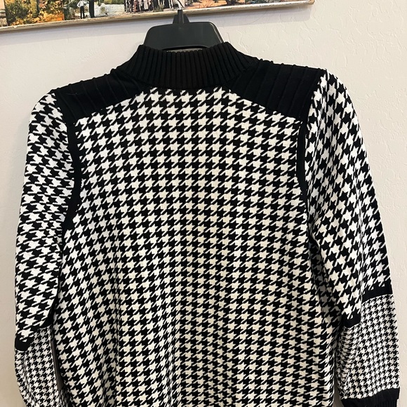 Striking Vince Camuto black and white sweater - Picture 3 of 11